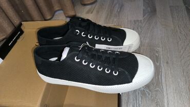 Кроссовки и спортивная обувь: Новые! Pull & Bear (Черные) 3.000 сом LC Waikiki (Синие) 2.000