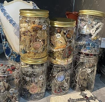 бу стул: Декоративные стеклянные банки-органайзеры для украшений в винтажном — 4