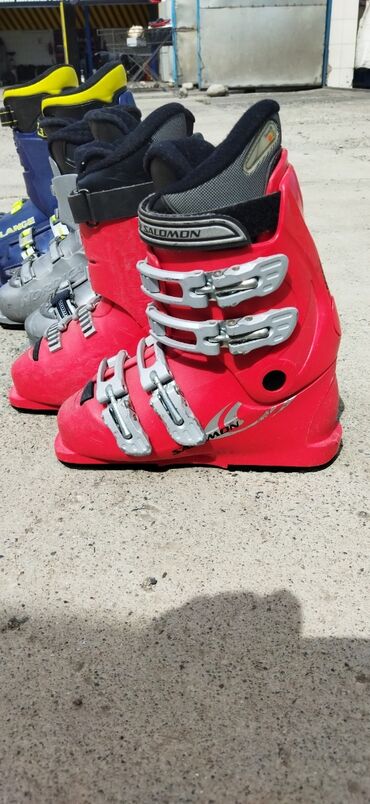 горнолыжные лыжи: Горнолыжные ботинки 35 размера : - Salomon (красные) - Ботинки на 4-х