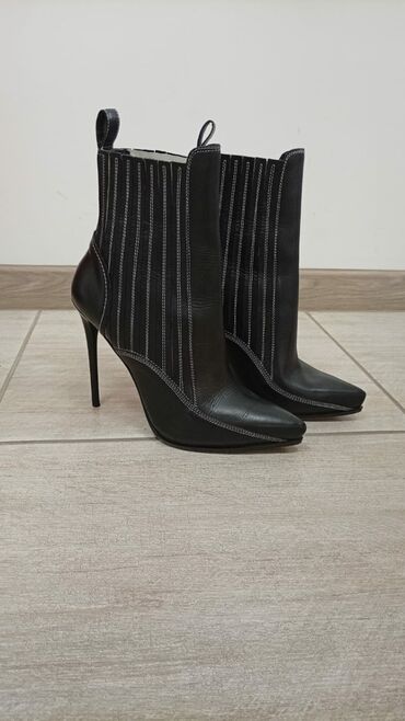 лоро пиано обувь женская цена: Батинкелер, 41, Alexander McQueen, Колдонулган, түсү - Кара, Өзү алып кетүү