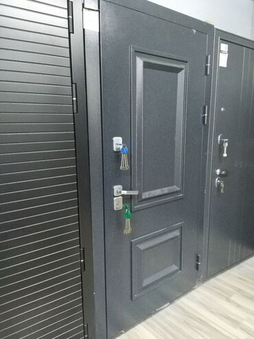 Təmir və tikinti: Qapalı yerlər üçün nəzərdə tutulmuş boz rəngli metal qapı. Qapının