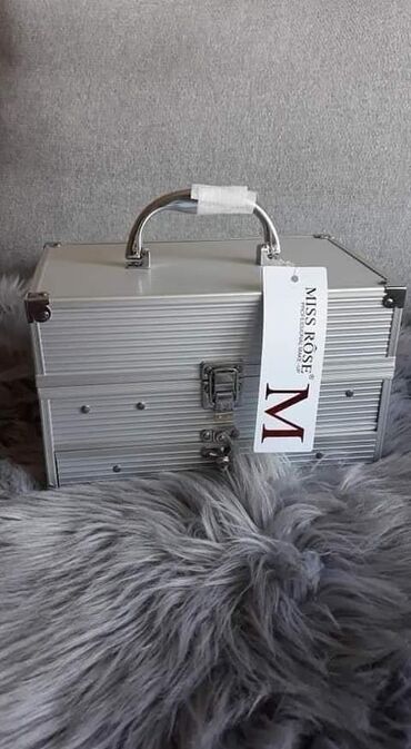 Šminka: *Miss Rose Veliki kofer sa sminkom* Sadrži: *94 senki *12 ruzeva na lalafo.rs — 3 Šminka: *Miss Rose Veliki kofer sa sminkom* Sadrži: *94 senki *12 ruzeva — 3