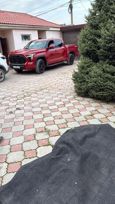 рация для фуры: Пикап Toyota Tundra красного цвета Автомобиль оснащен черными дисками