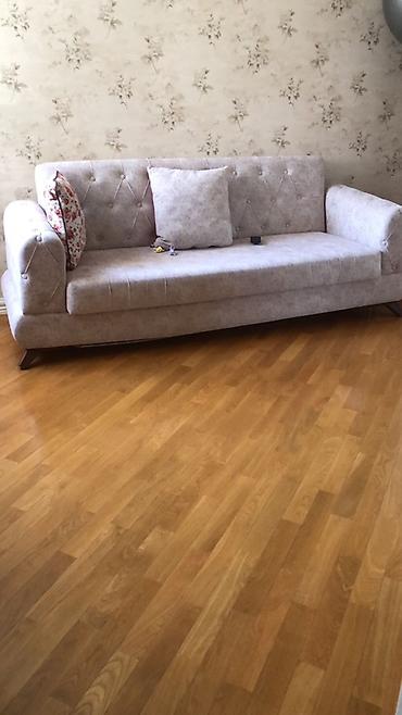 Mebel növü: 3 nəfərlik divan Rəng: Açıq bej/krem Stil: Müasir –