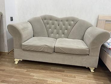İki nəfərlik yumşaq divan - Rəng: açıq bej - Üslub: klassik/eleqant -