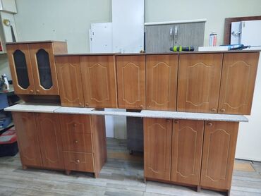 Кухонные гарнитуры: Mətbəx mebeli satılır. Qiymət 250 azn. Ölçü 2.65sm. Qapılar təmiz