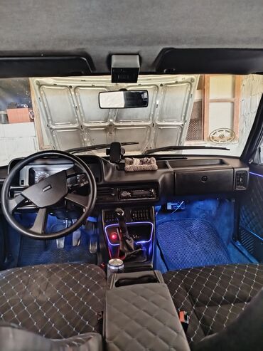 Tofas: Model: Tofas Şahin (sedan) Kuzov: 4 qapı, gümüşü rəng, qara bamperlər — 9