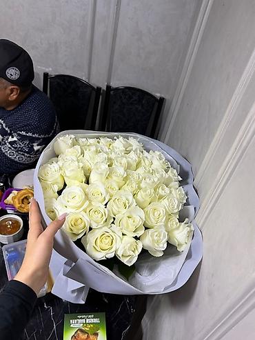 бука эт: Букеты из свежих роз в дизайнерской упаковке. - Ассортимент — 3