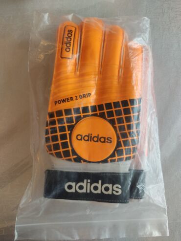 qapıcı əlcəkləri: Adidas brendinin qapıçı əlcəyi qolkiperlər üçün nəzərdə tutulmuşdur