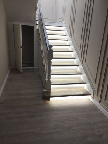 серый гранит: Агач тепкичи Жеке менчик үй үчүн, Тепкичтин формасы: Көп марштуу, Стиль: Классикалык