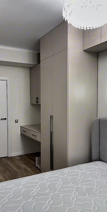 standing mirror: Угловой мебельный комплект для спальни: шкаф-купе и туалетный/рабочий — 1