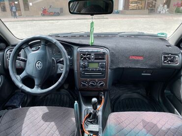 машины за 6000 долларов: Автомобиль Toyota Avensis темно-синего цвета с кузовом седан. Модель