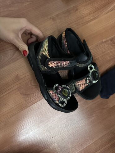 Детская обувь: Сандалии на девочку 29-30 размер в хорошем состоянии
