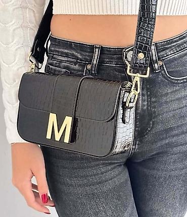 Torbe: Ženska crossbody torba sa metalnim slovom “M” - Model: pravougla — 2
