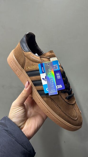 Women's Sneakers and athletic shoes: 40 — 6