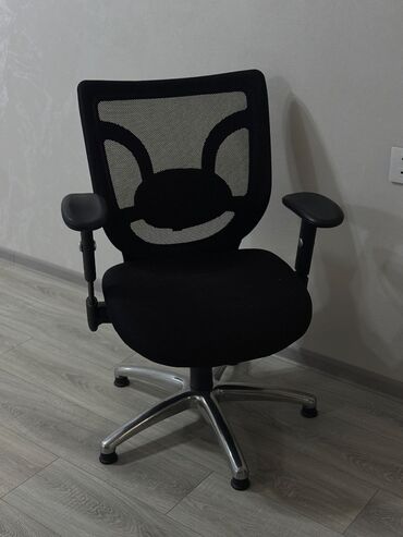 Ofis dəst mebeli: Çox təcili satılır.Ofis mebeli hamısı bir yerdə 600 azn. Laminat deyil — 4