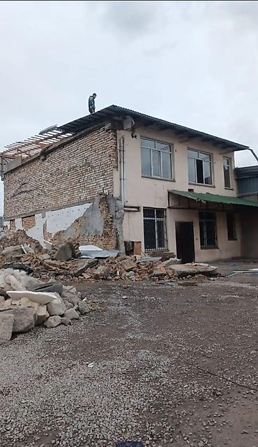 | Кирпичная стена | Зачистка от старых обоев, Сбивка старой штукатурки, Снятие извести | Демонтаж ламината, Демонтаж паркета, Демонтаж линолеума | Крыша из шифера, Металлочерепичная кровля, Мягкая кровля Больше 6 лет опыта