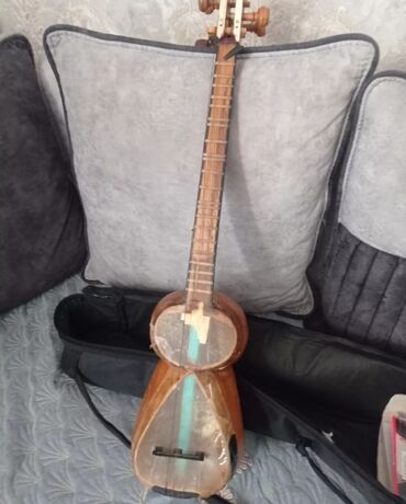 Tar: Tar — ənənəvi Azərbaycan simli musiqi aləti. Xüsusiyyətlər: - Korpus — 4