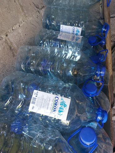 пластиковая емкость для воды 100 л: Продаю баклажки 10 литровые из под воды, чистые. 20 штук