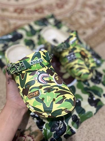 jibbitz: Клоги Crocs x A Bathing Ape (BAPE) с камуфляжным принтом — 2