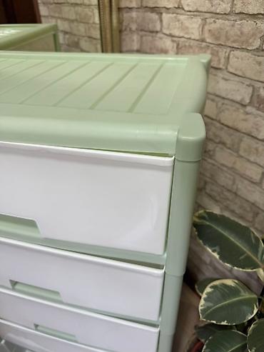 Комоды для одежды: Пластиковый комод с пятью выдвижными ящиками белого цвета и салатовым — 2