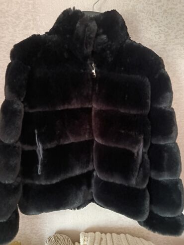 Haima: Qadınlar üçün qara süni/xəz görünüşlü qısa şuba-jaket. - Rəng: dərin