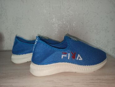 летние обувь: Продаю новые летние кроссовки. Цвет голубой. Размер 40. на широкую