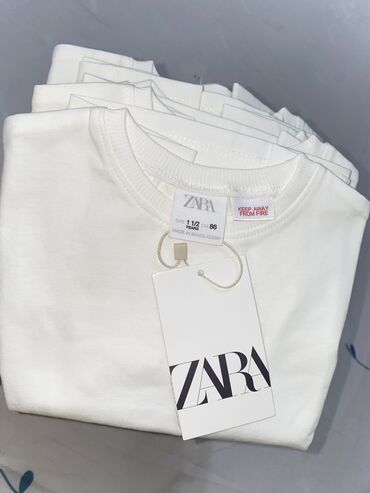детский футболка: Zara оригинал детские базовые белые футболки, Новые . Качество