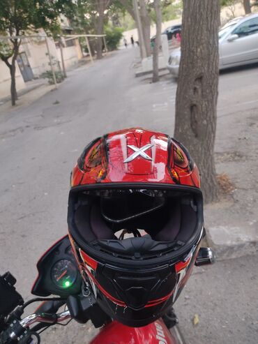 Tam üzü qapayan qırmızı və qara rəngli motosiklet dəbilqəsi