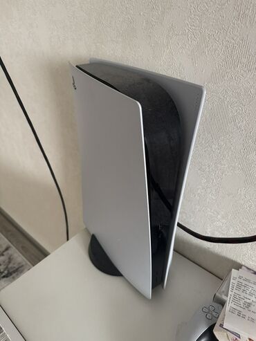 штатив стабилизатор для телефона: Игровая приставка Sony PlayStation 5 в вертикальном исполнении с