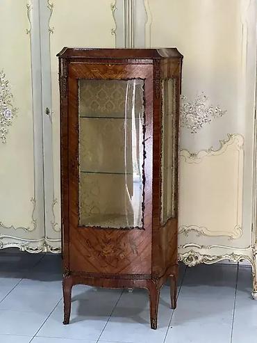 Stilske vitrine: Stilska vitrina Luj XV (intarzija) 🪑✨ Vitrina u dobrom stanju. 🏠 na lalafo.rs — 14 Stilske vitrine: Stilska vitrina Luj XV (intarzija) 🪑✨ Vitrina u dobrom stanju. 🏠 — 14