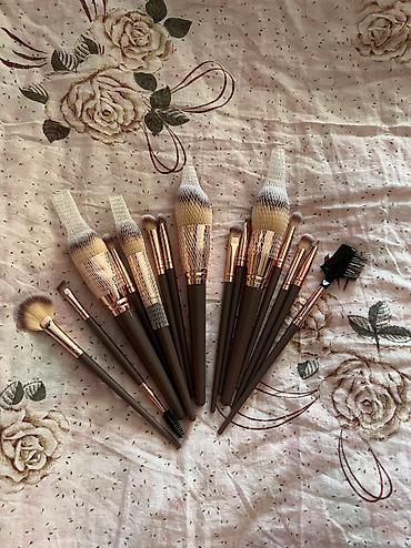 Косметика: Продается набор кистей для макияжа.Если покупаете 2 набора цена 1500 — 15