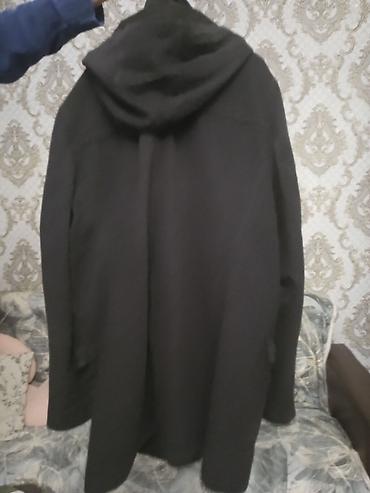 is geyimi: Kişi palto/plaş – qara rəng, kapüşonlu model. Ön hissə düyməlidir. İki — 1