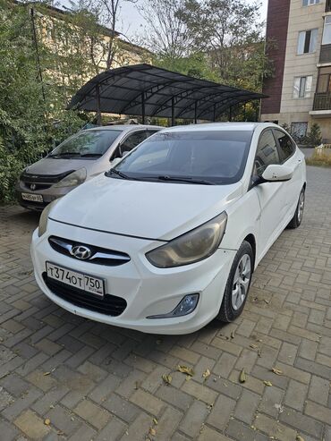 арзан машина авто: Hyundai Solaris седан, белый цвет, российские номера Т374ОТ 750 RUS