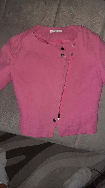 pink kozna jakna: Bershka jakna. S vel. barbi pink boja. 7/8 rukavi. strukirana