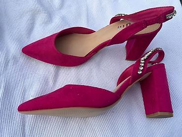 irregular choice sandals: Elegantne ženske cipele u upečatljivoj ciklama/roze nijansi. Model je — 1
