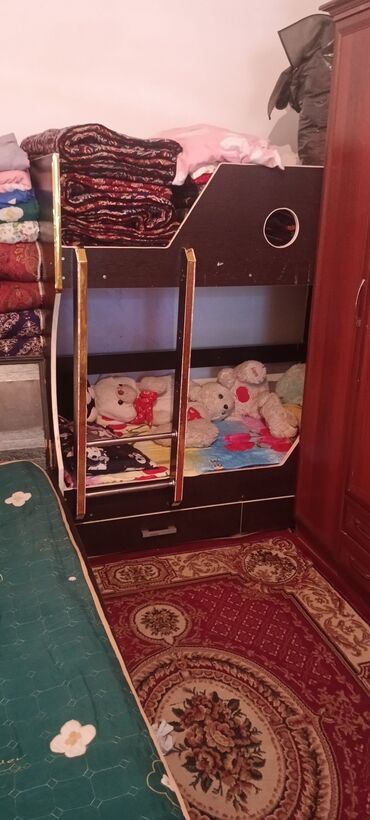 двух яростная детская кроватка: Двухъярусная кровать с лаконичным дизайном, выполненная в темном цвете