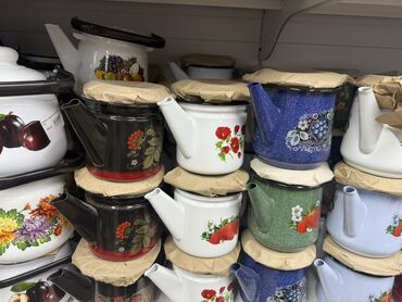 Кастрюли: Набор эмалированных кастрюль и другой посуды, украшенной — 6