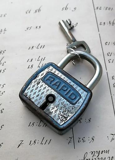 Ostali antikviteti: RAPID, katanac i ključ ili dva VINTAGE. 1. RAPID, katanac i dva ključa — 11