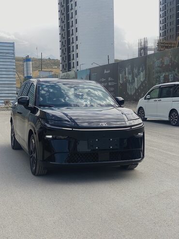 кофр на крышу автомобиля: Элегантный черный электрический кроссовер Toyota bZ3X предлагает