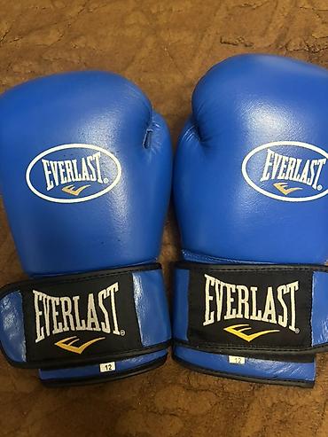 Перчатки: Боксерские перчатки Everlast, синий цвет. - Вес/размер: 12 oz — 2