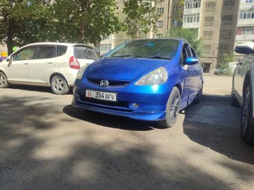 обмен на малолетражку: Автомобиль Honda Fit синего цвета, компактный хэтчбек с пятью дверями