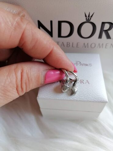 Minđuše: Pandora minđuše
Dobija se u kutijici
Cena:2100din — 27