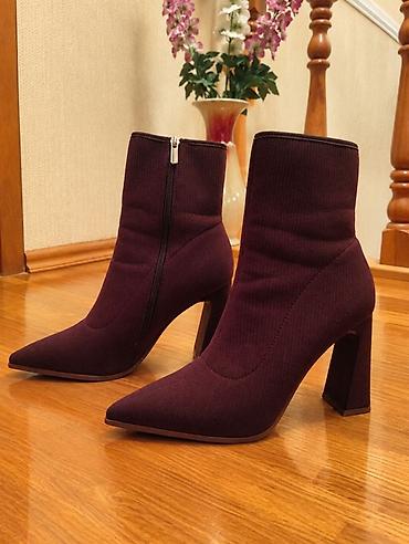 Bordo rəngli qadın botları - Model: dar uclu, yarımboğaza qədər -
