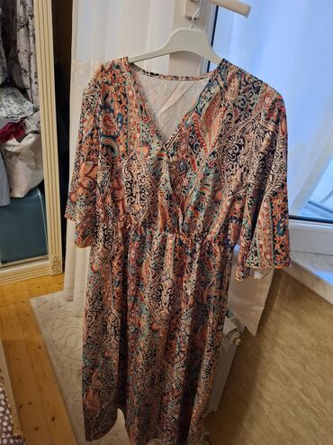 Gündəlik donlar: Ağ rəngdə, qara çiçək naxışlı, uzunqol qadın midi donu. Donun V — 13