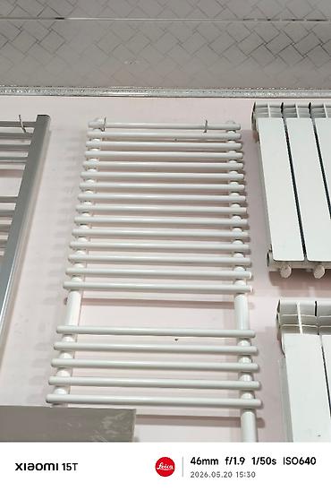 hamam asılqan: Ağ rəngli hamam/palaza asılqan tipli radiator (su ilə işləyən). - — 1