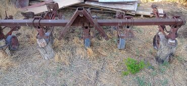 Тракторы МТЗ (Беларус): Красный трактор МТЗ, оснащенный кабиной для оператора, предназначен — 9