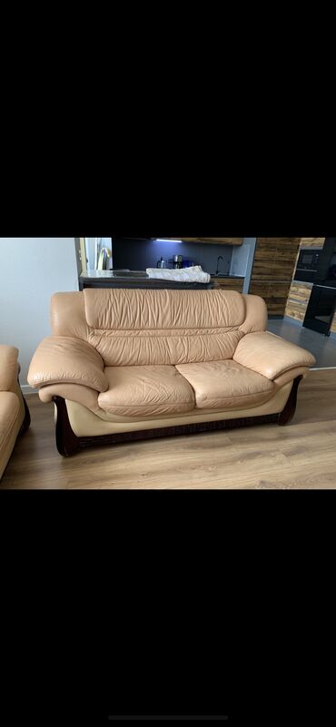 кожаные диваны: Прямой диван, цвет - Бежевый, Б/у