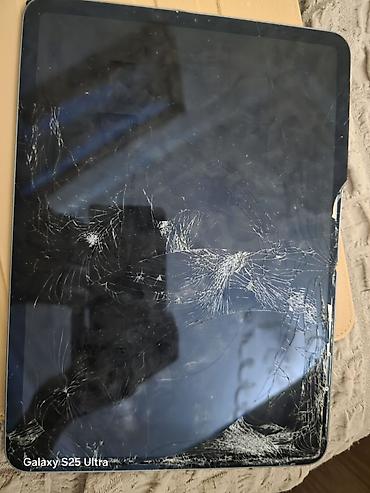 ipad pro 2018: Apple iPad planşet. Arxa hissədə Apple loqosu yoxdur, “iPad” yazısı — 1