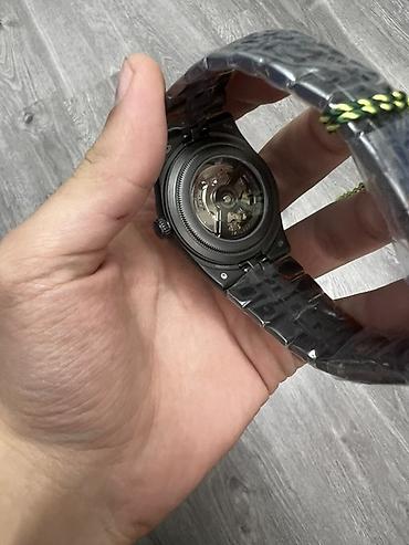 saat aksesuarları: Qara rəngli metal qolbaqlı mexaniki qol saatı. Saatın siferblatı boz — 3